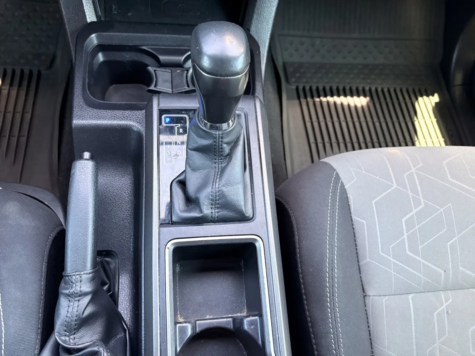 Toyota Tacoma photo 16