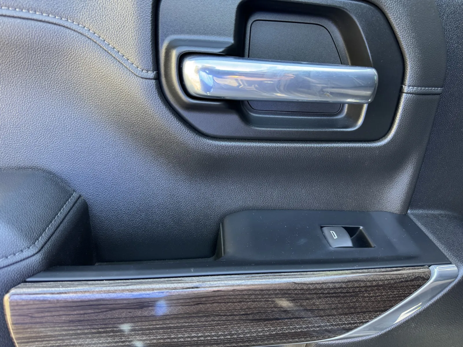Chevrolet Silverado photo 16