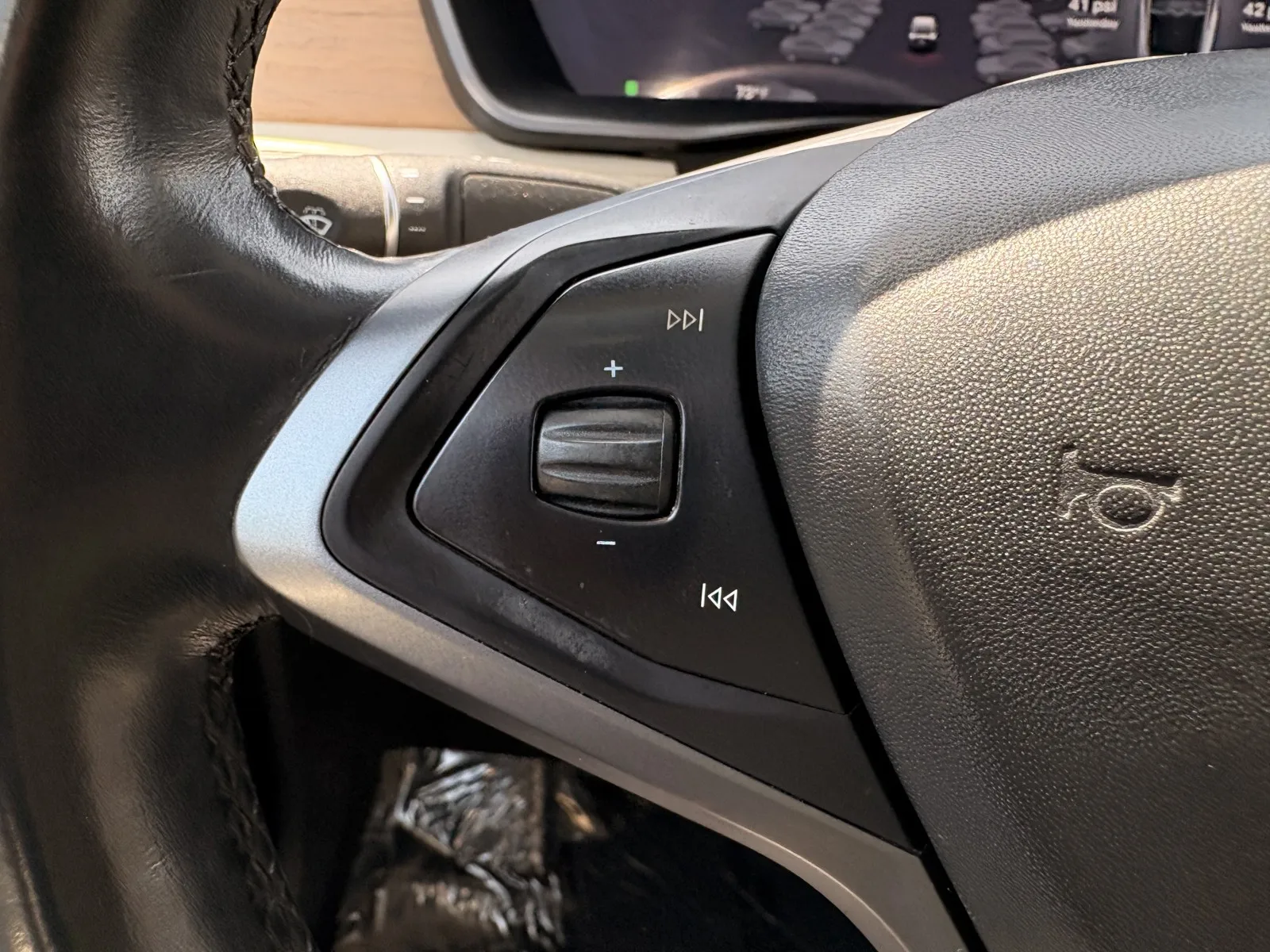 Tesla Model X photo 17