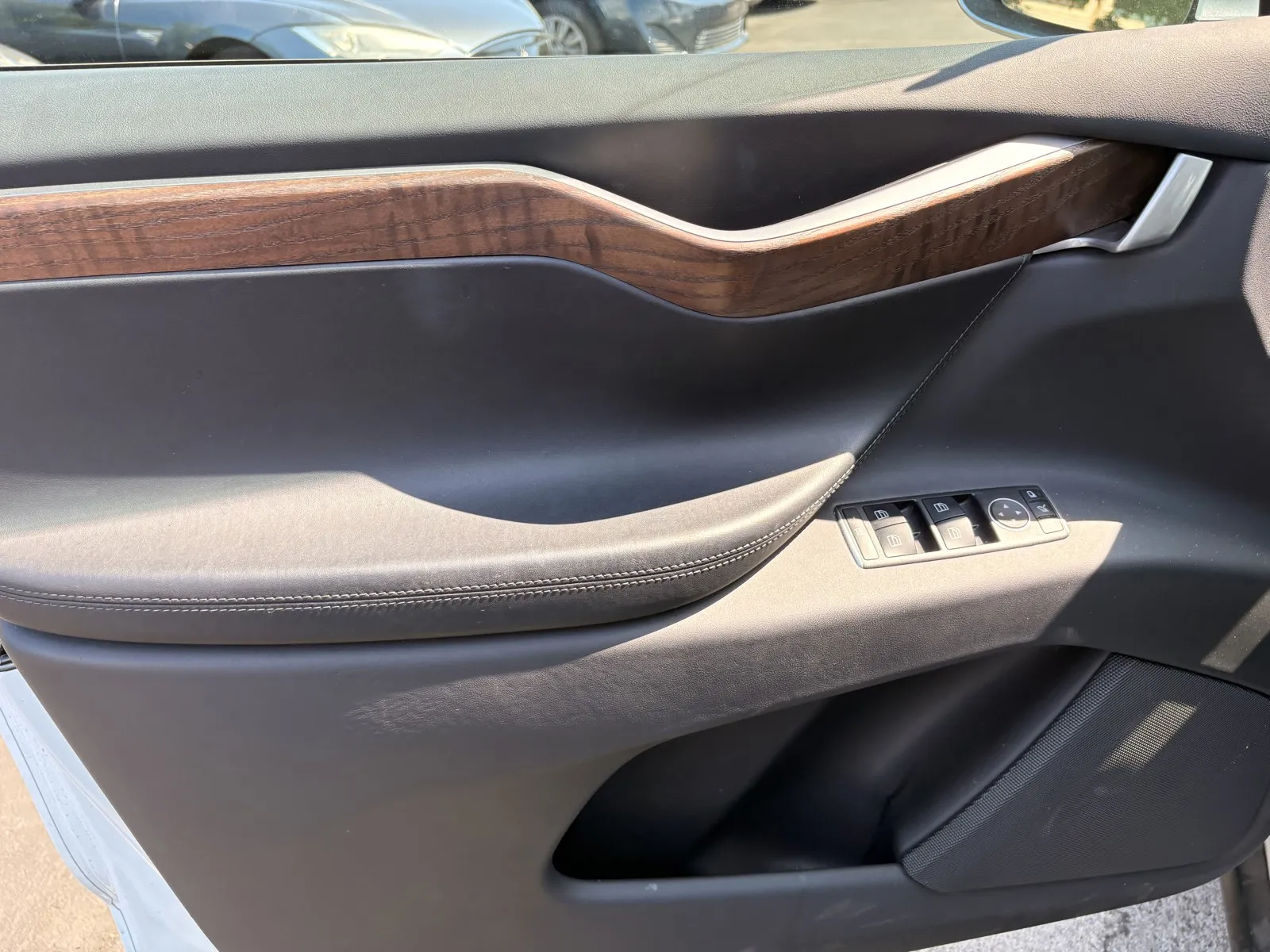 Tesla Model X photo 12