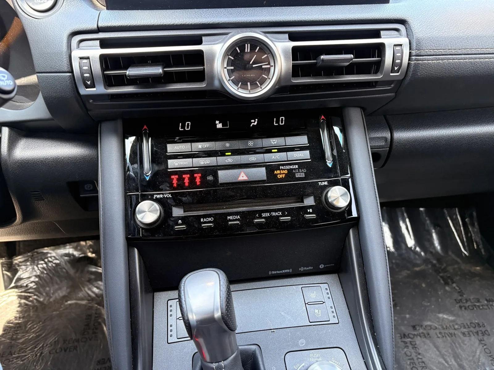 Lexus IS photo 16