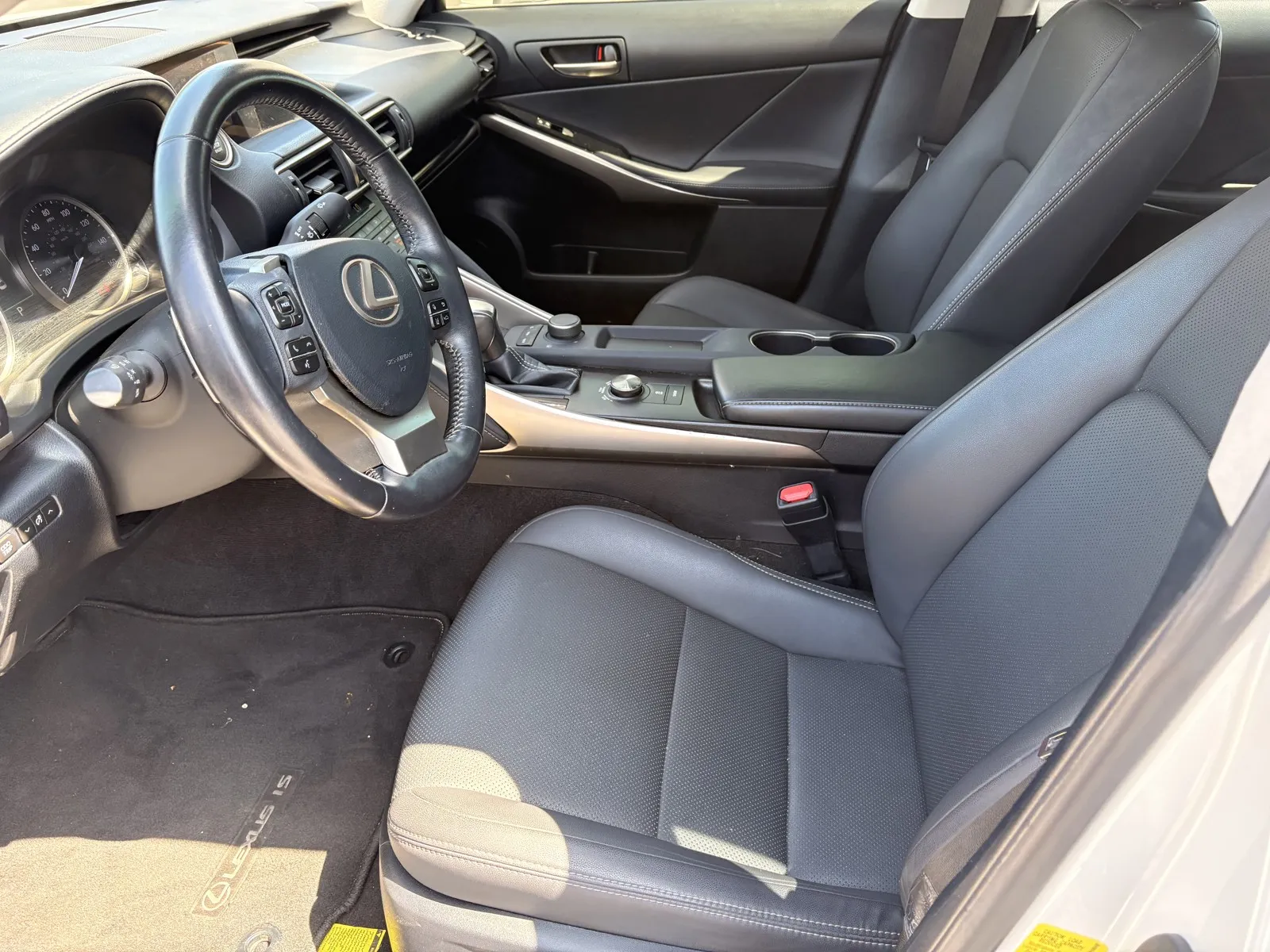 Lexus IS photo 11