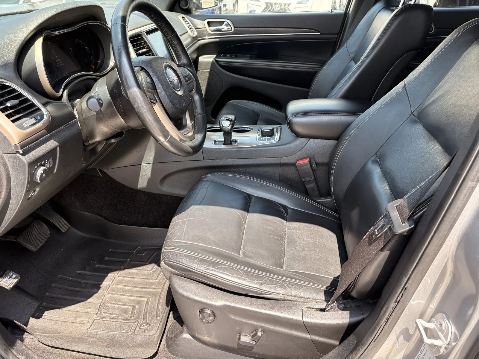 Jeep Grand Cherokee photo 11