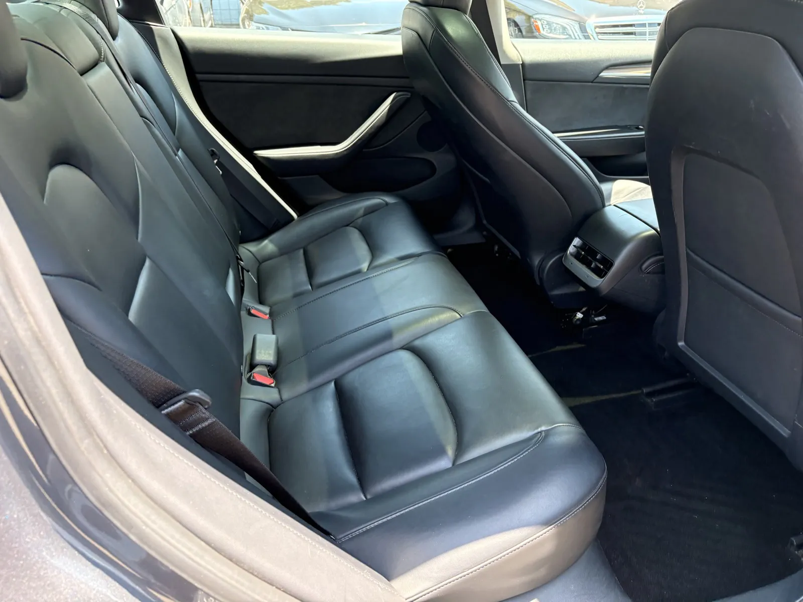 Tesla Model 3 photo 7