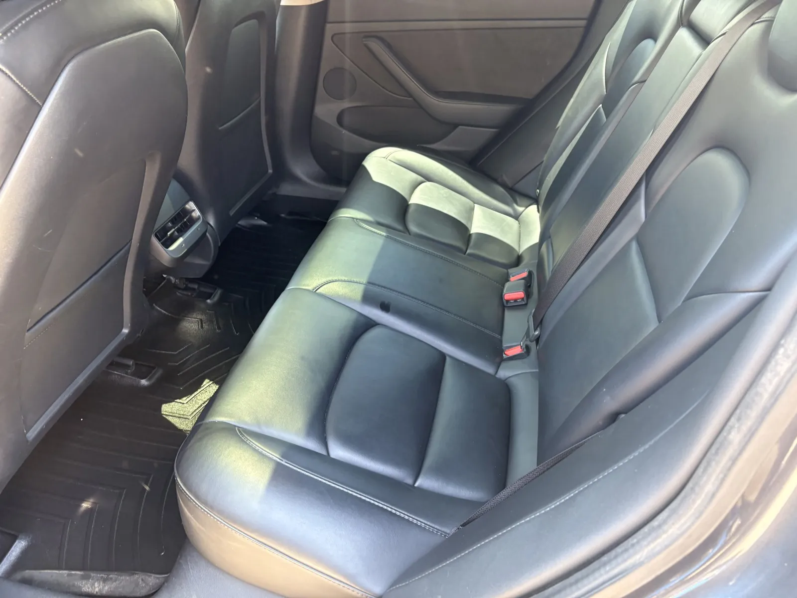 Tesla Model 3 photo 9