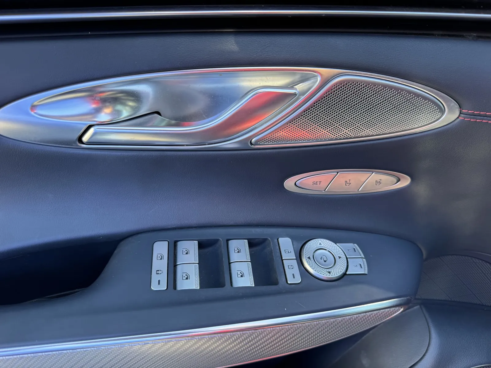 Genesis GV70 photo 16