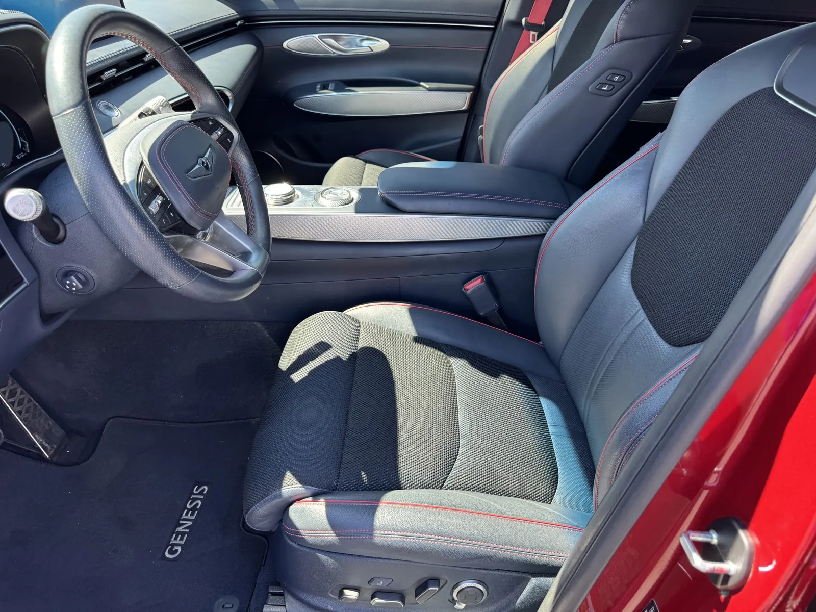 Genesis GV70 photo 14