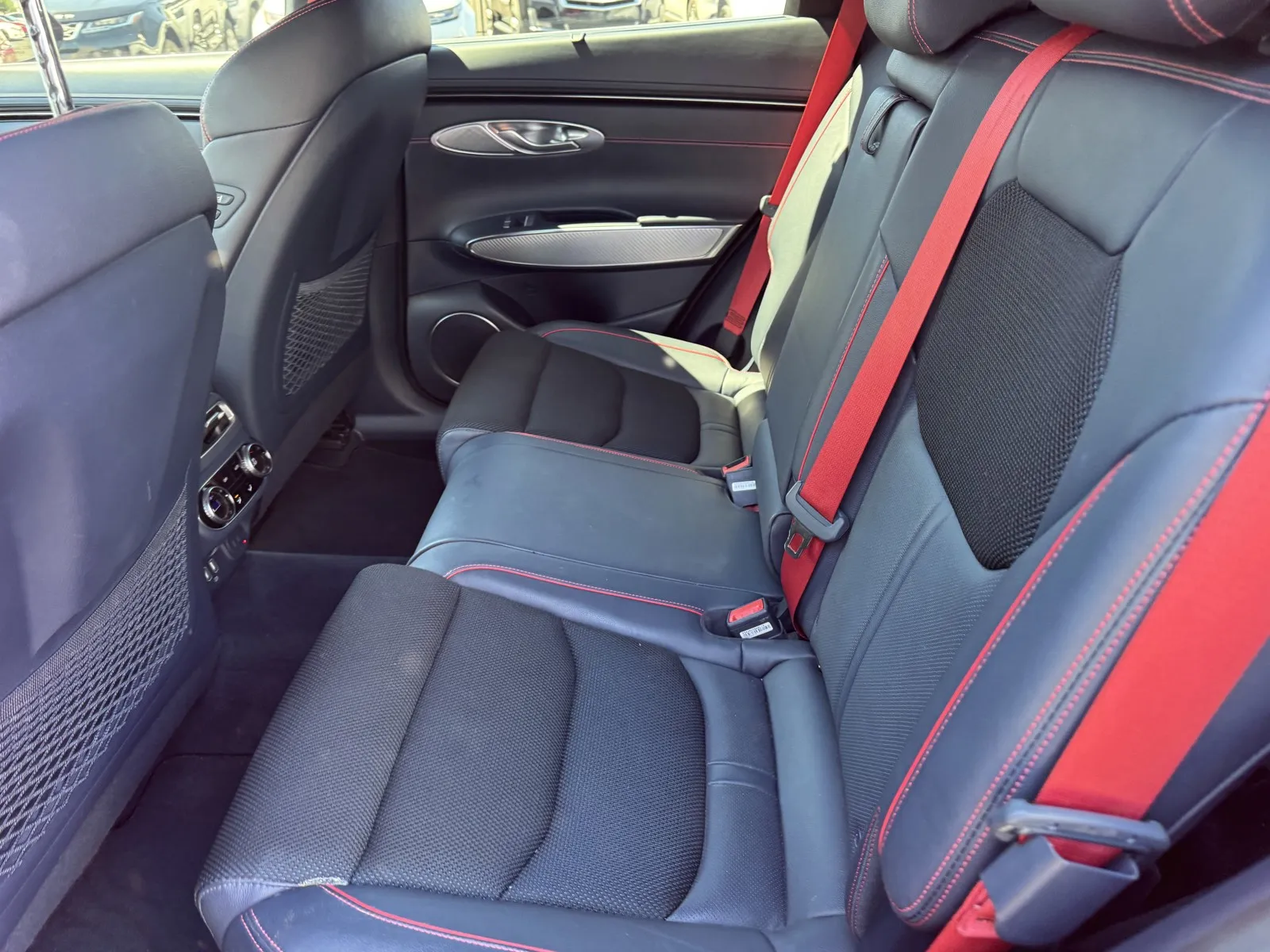 Genesis GV70 photo 12