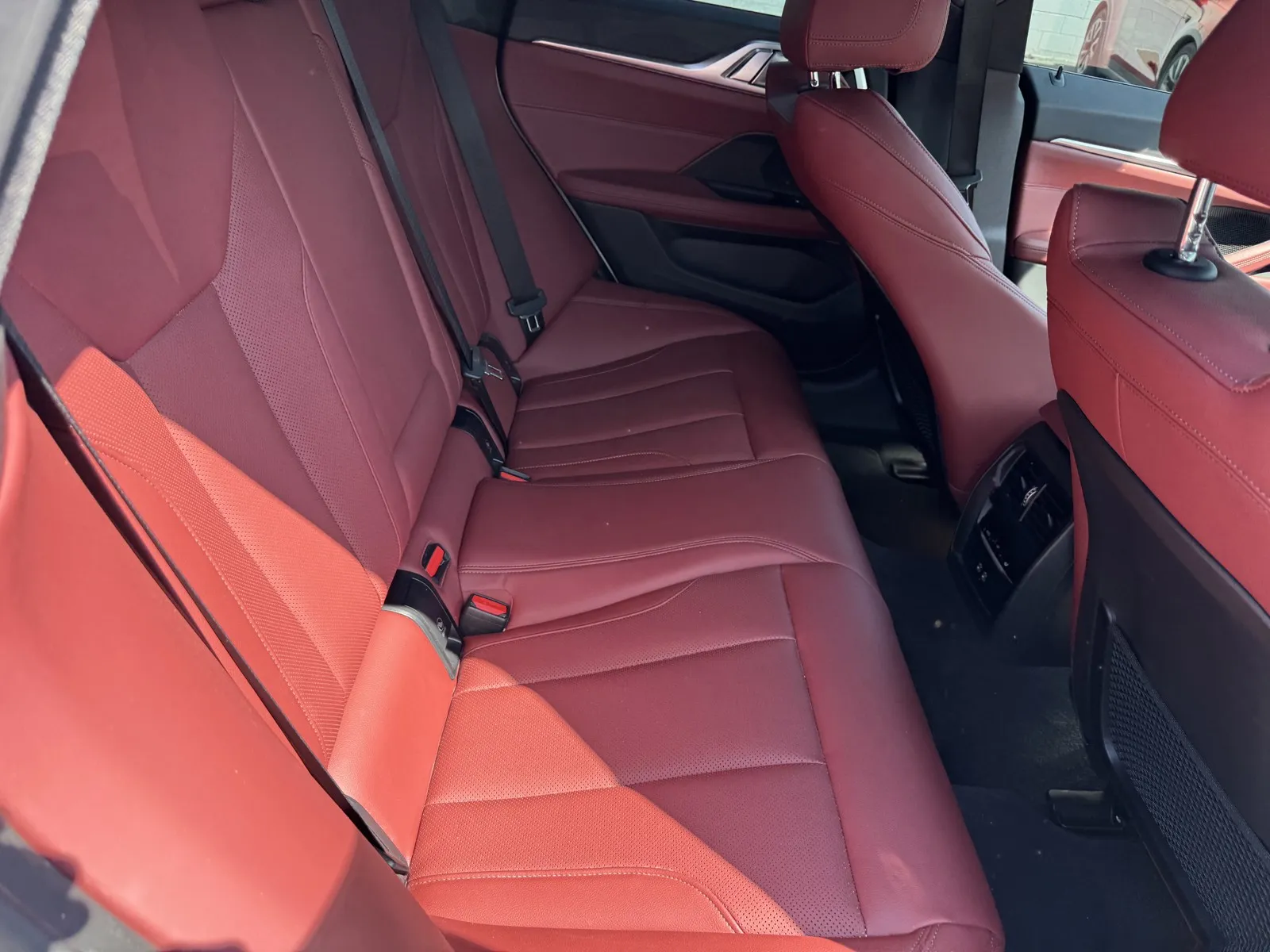 BMW i4 photo 8