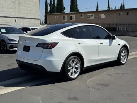 More photos of 2024 Tesla Model Y Long Range at Premium Autos - El Monte, CA