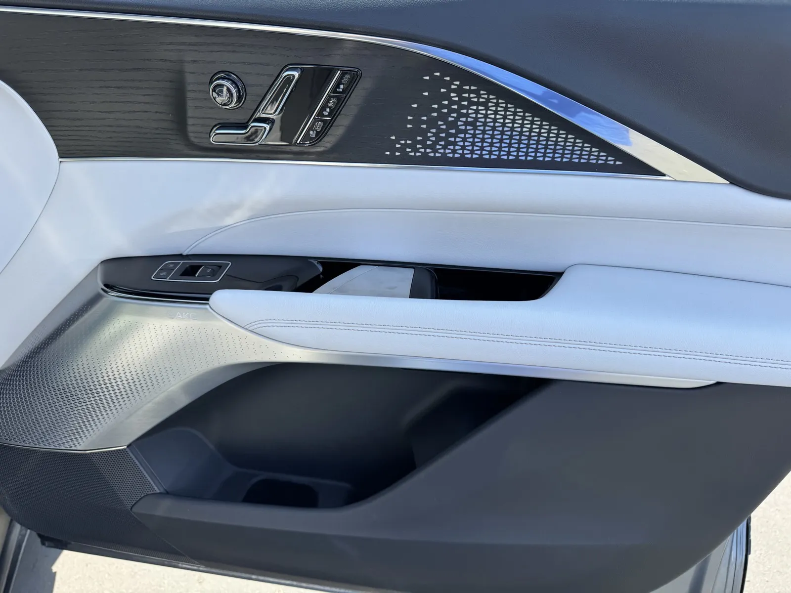 Cadillac Lyriq photo 7