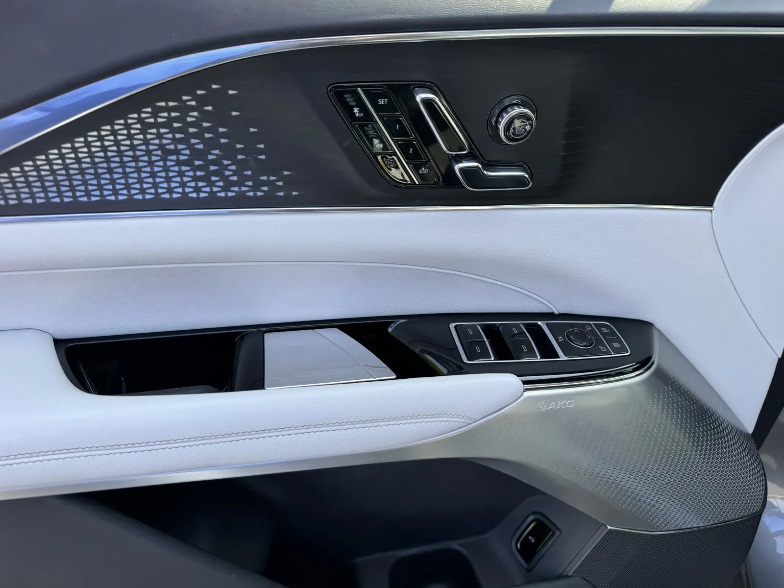 Cadillac Lyriq photo 15