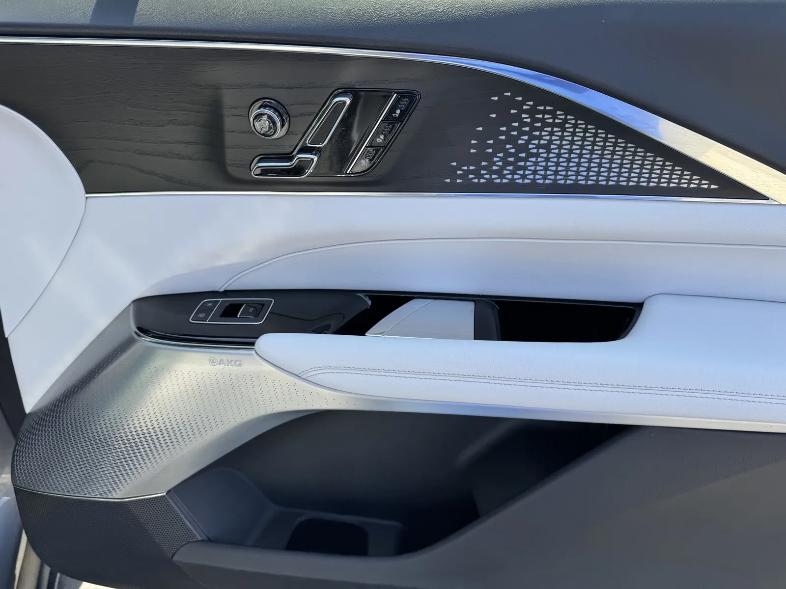 Cadillac Lyriq photo 7