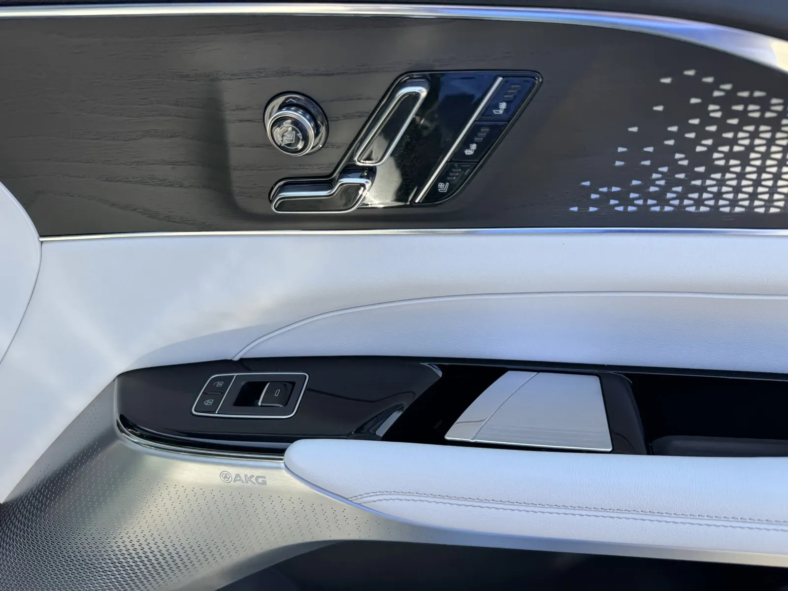 Cadillac Lyriq photo 8