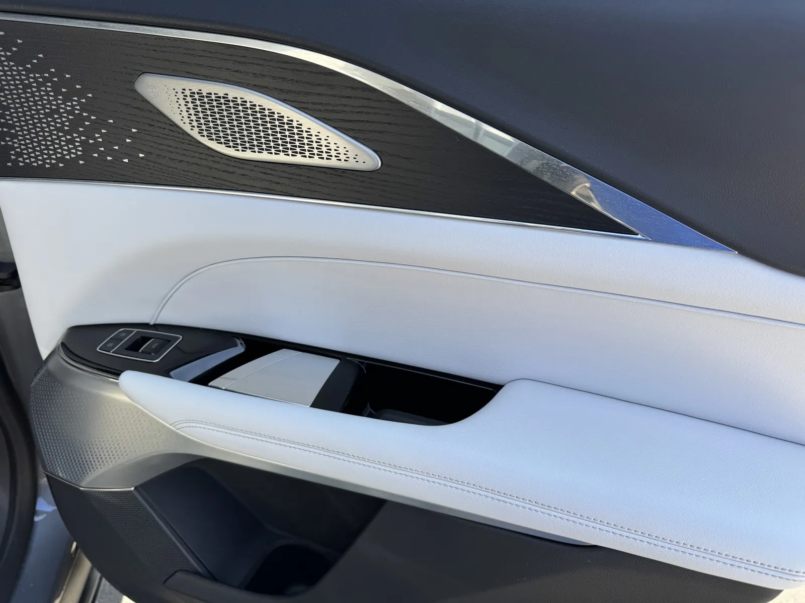 Cadillac Lyriq photo 10