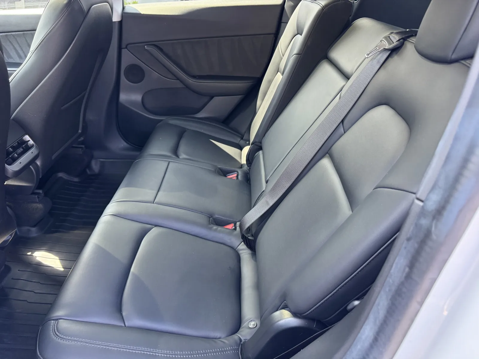 Tesla Model Y photo 10