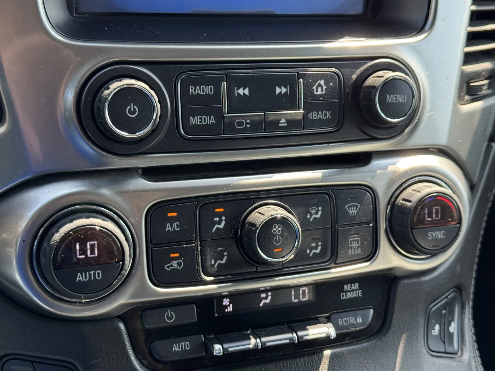 Chevrolet Suburban photo 16