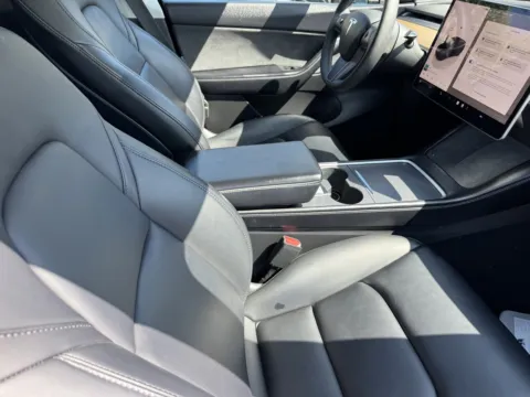 More photos of 2022 Tesla Model Y Long Range at Premium Autos - El Monte, CA