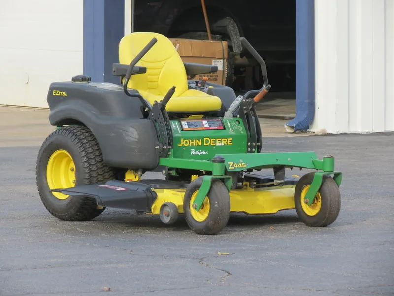 Green 2007 JOHN DEERE Z445 for sale in Trenton, MO
