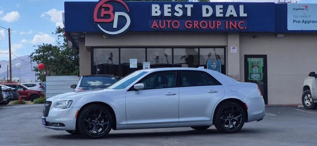 2023 Chrysler 300's photo