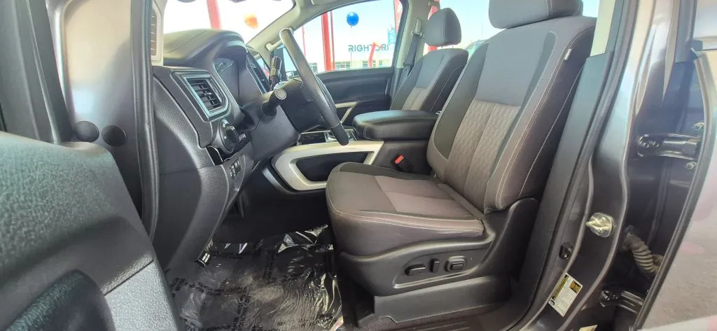 Nissan Titan photo 11