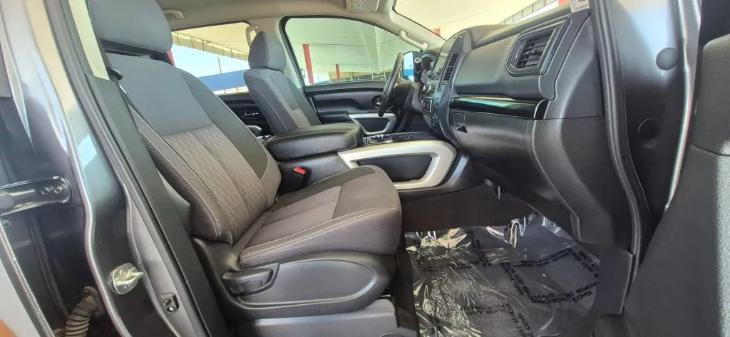 Nissan Titan photo 14