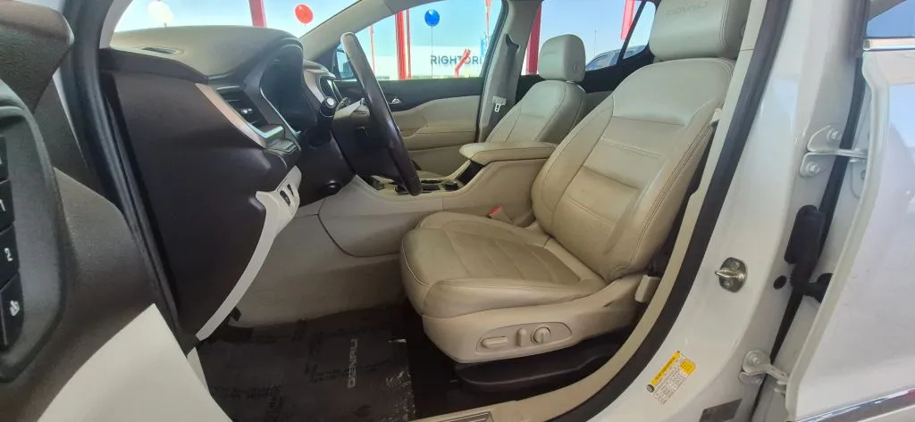 GMC Acadia photo 11