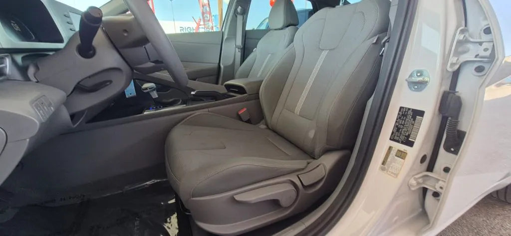 Hyundai Elantra photo 11