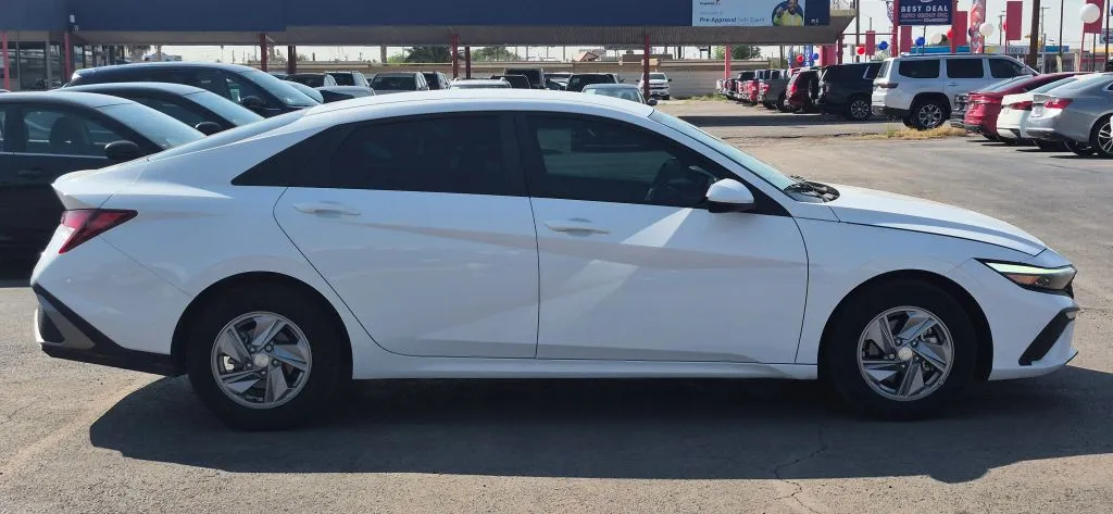 Hyundai Elantra photo 7