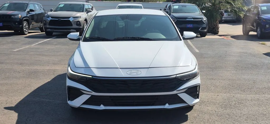 Hyundai Elantra photo 9