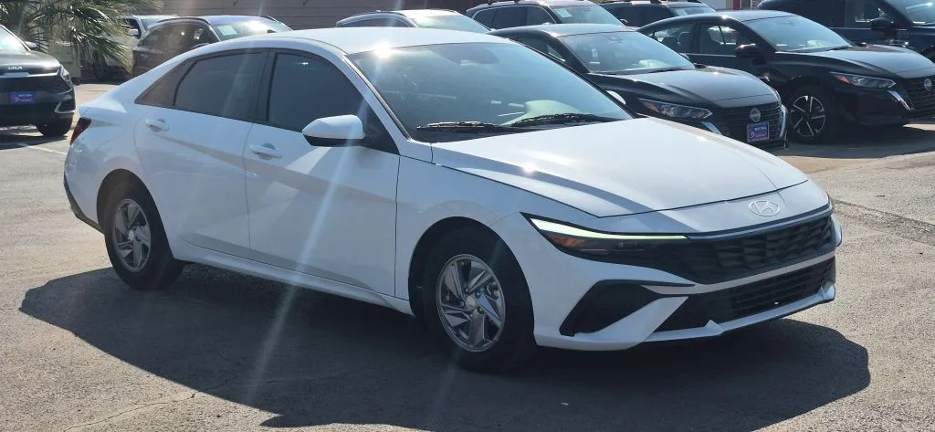 Hyundai Elantra photo 8