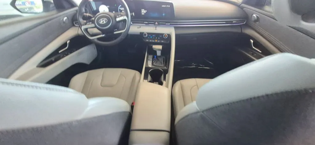 Hyundai Elantra photo 16