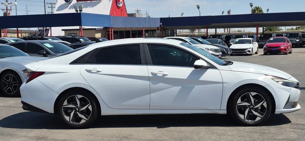 Hyundai Elantra photo 7