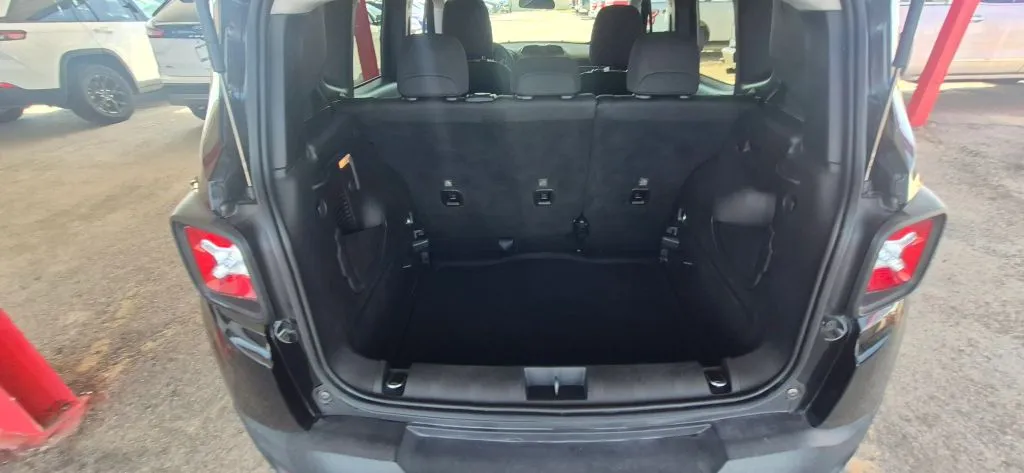Jeep Renegade photo 16