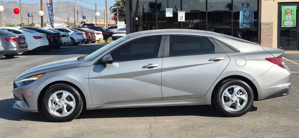 Hyundai Elantra photo 3