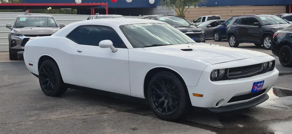 Dodge Challenger photo 8