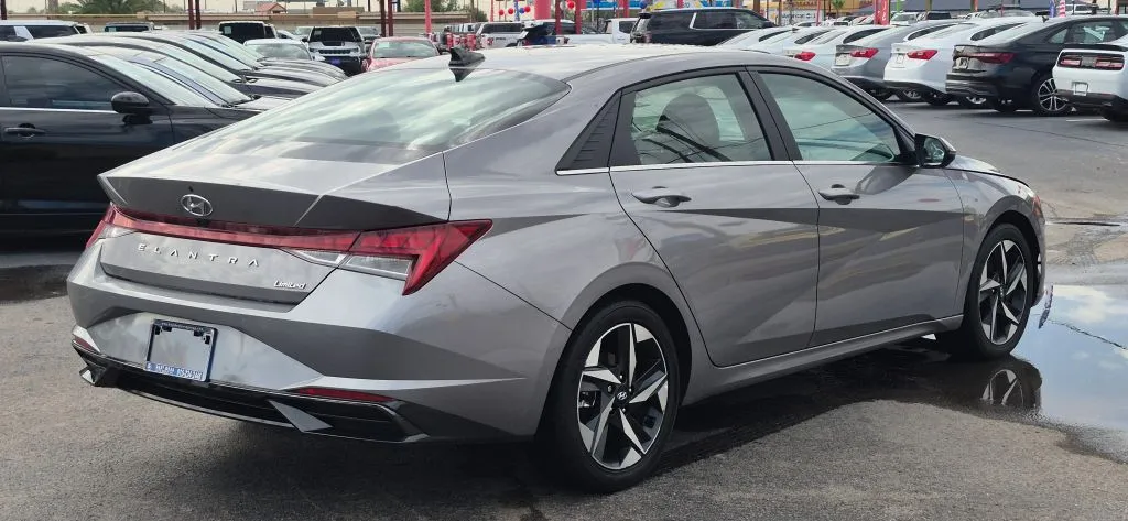 Hyundai Elantra photo 6