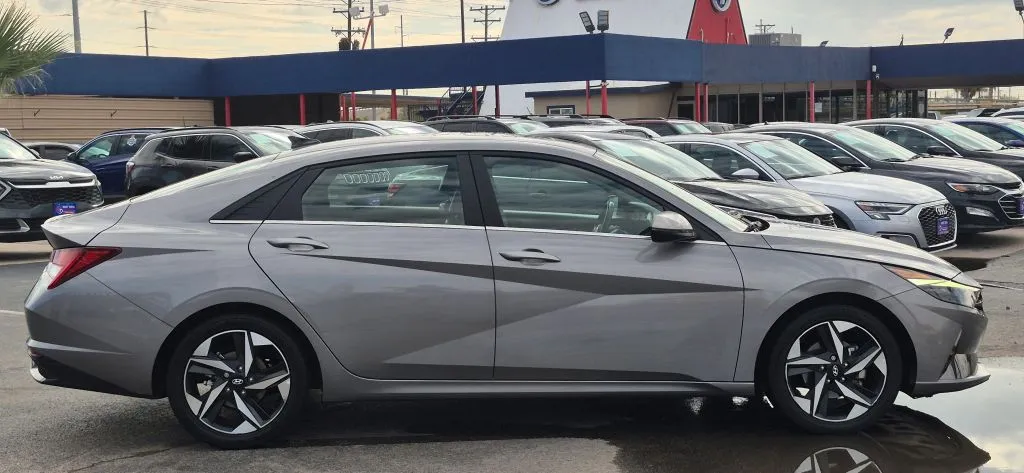 Hyundai Elantra photo 7