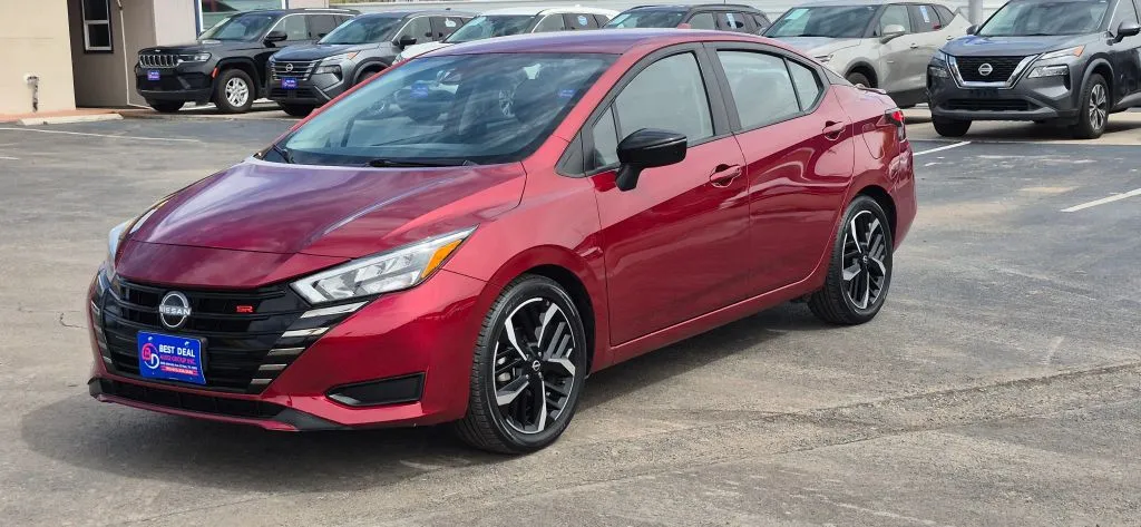 Nissan Versa photo 2