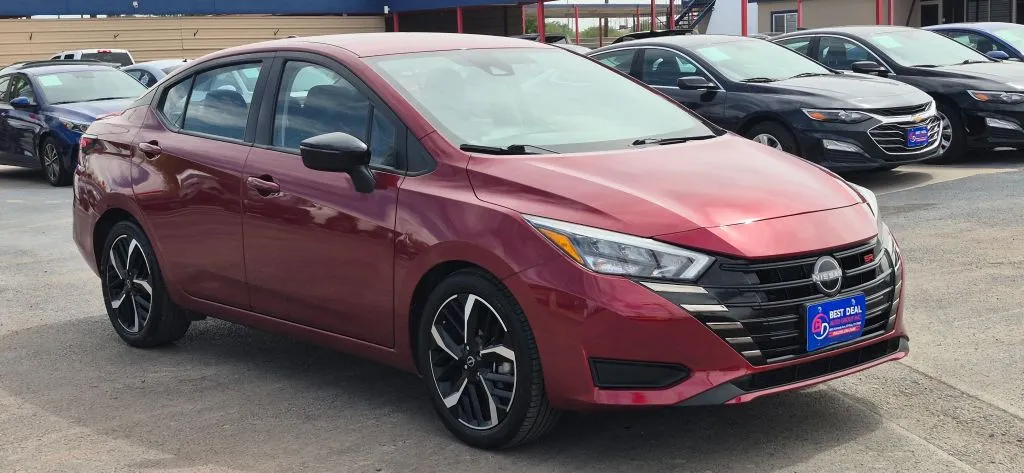 Nissan Versa photo 8