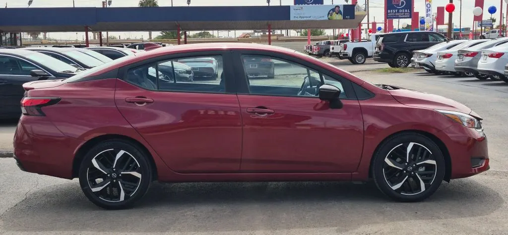 Nissan Versa photo 7