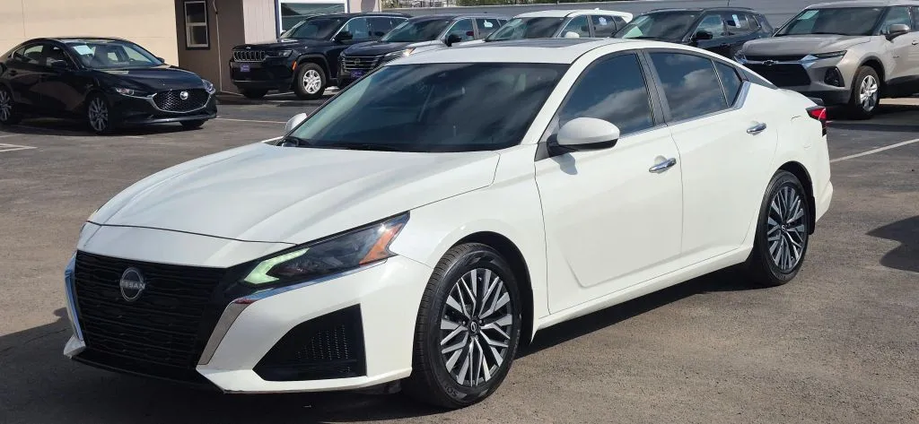 Nissan Altima photo 2
