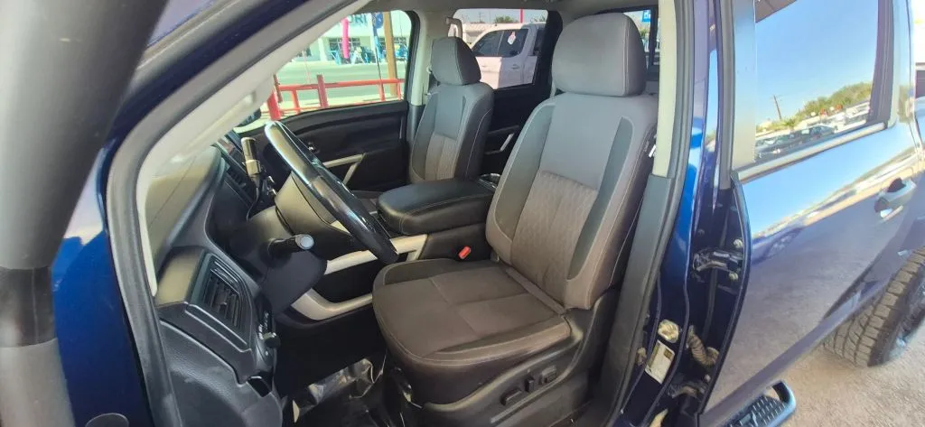 Nissan Titan photo 11