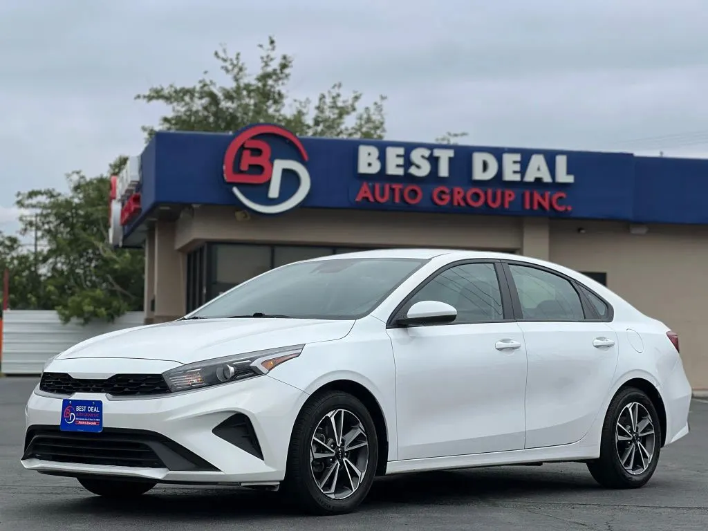 White 2022 Kia Forte LXS Sedan 4D for sale in El Paso, TX
