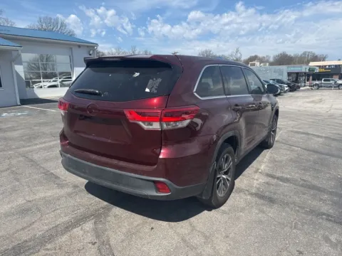 More photos of 2019 Toyota Highlander LE at MAG Auto - Munsterman Automotive Group, MO