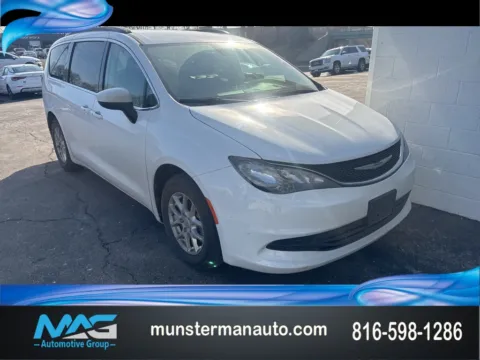 White 2020 Chrysler Voyager LXI for sale in Blue Springs, MO
