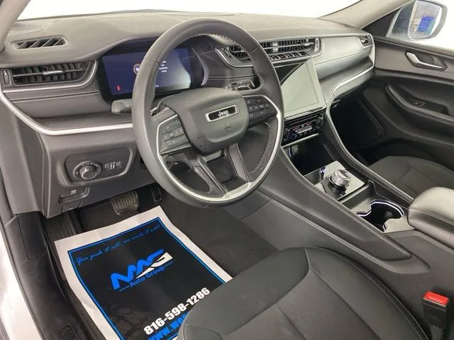 Jeep Grand Cherokee photo 12