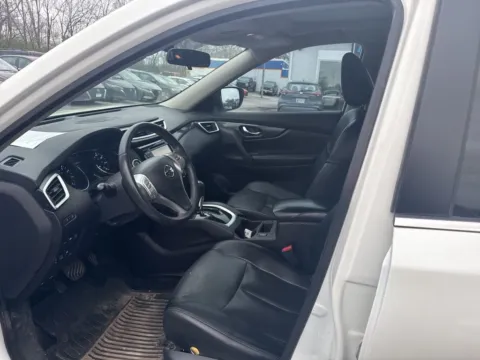 More photos of 2015 Nissan Rogue SL at MAG Auto - Munsterman Automotive Group, MO