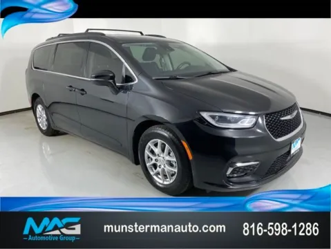 Black 2022 Chrysler Pacifica Touring L for sale in Blue Springs, MO