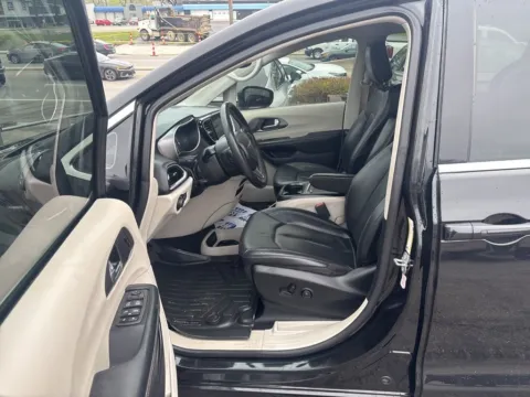 More photos of 2022 Chrysler Pacifica Touring L at MAG Auto - Munsterman Automotive Group, MO